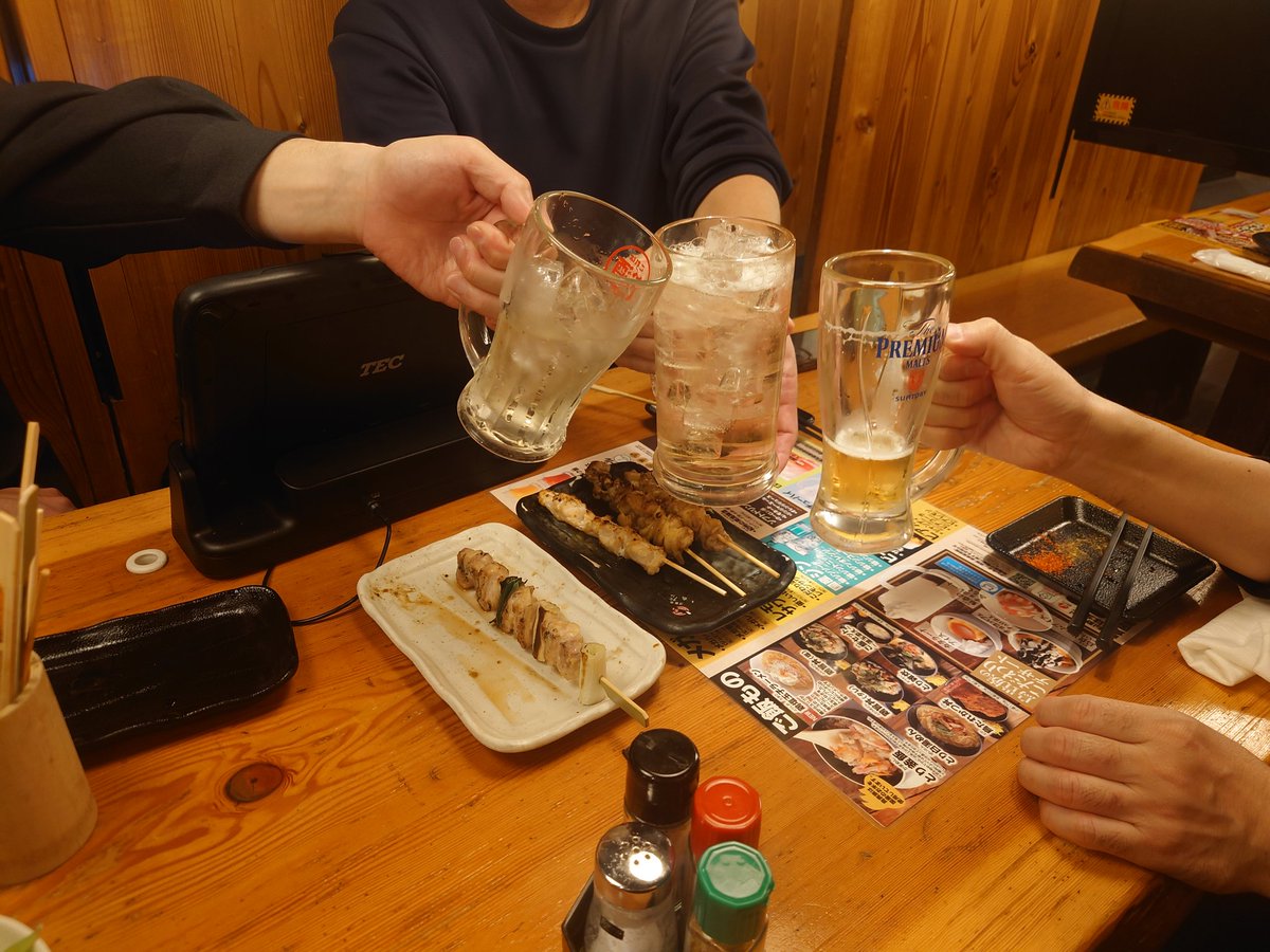 D09667463's tweet photo. 鳥貴族で若手３人と打ち上げ〜😎
まだ、レースは一つも始まってませんが‥
若手といってもみな40歳過ぎてますが‥ https://t.co/vQMVudQNsL
