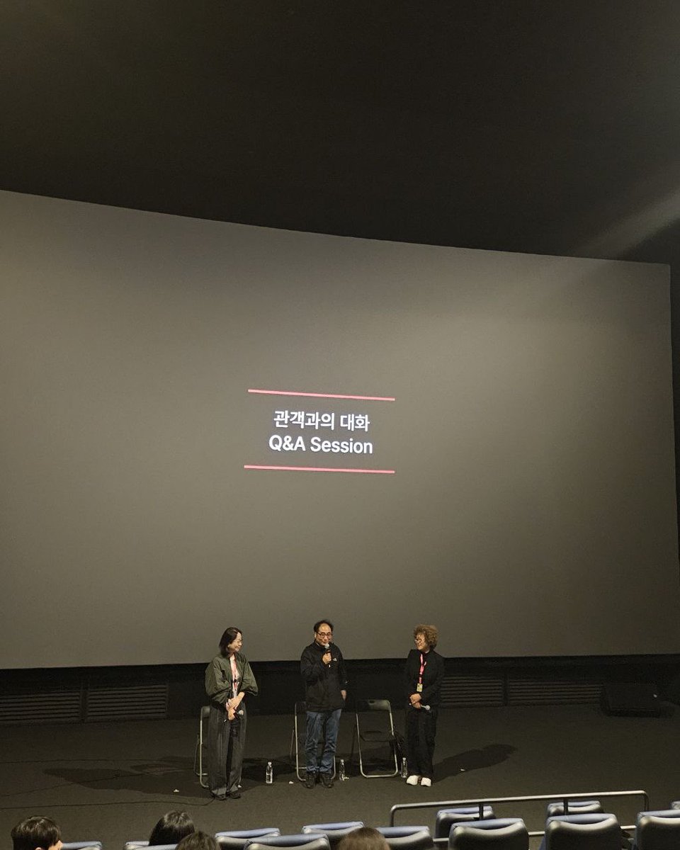 cinemadal's tweet photo. 💬 문정현 감독
도대체 이 혐오가 어떻게 시작됐을까, 분단 트라우마가 아닐까 하는 가설에서 시작했다. ‘Dark Beginnings’이라는 영문 제목은 ‘어둠의 시작’이라는 뜻이기도 하지만 ‘혐오의 시작’이라는 의미이기도 하다.

오늘 #전주국제영화제 에서는 문정현 감독의 <비대면의 시간> 프리미어 상영 이후 문정현 감독과 이진숙 피디가 함께하는 관객과의대화 GV 가 진행되고 있습니다.

🎬<비대면의 시간>
Dark Beginnings
[코리안 시네마]
문정현 | 2026 | 다큐멘터리 | 121분

#비대면의시간 #문정현 #전주국제영화제 #JIFF