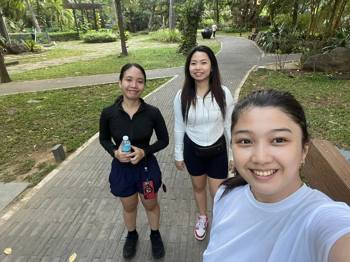 apple1016_'s tweet photo. Mga ate mong nabudol mo gumising ng maaga 🤣 

📍Legazpi Park - Washington Sycip Park - Ayala Triangle Ground - Greenbelt Makati https://t.co/ZE5PKiWKzK