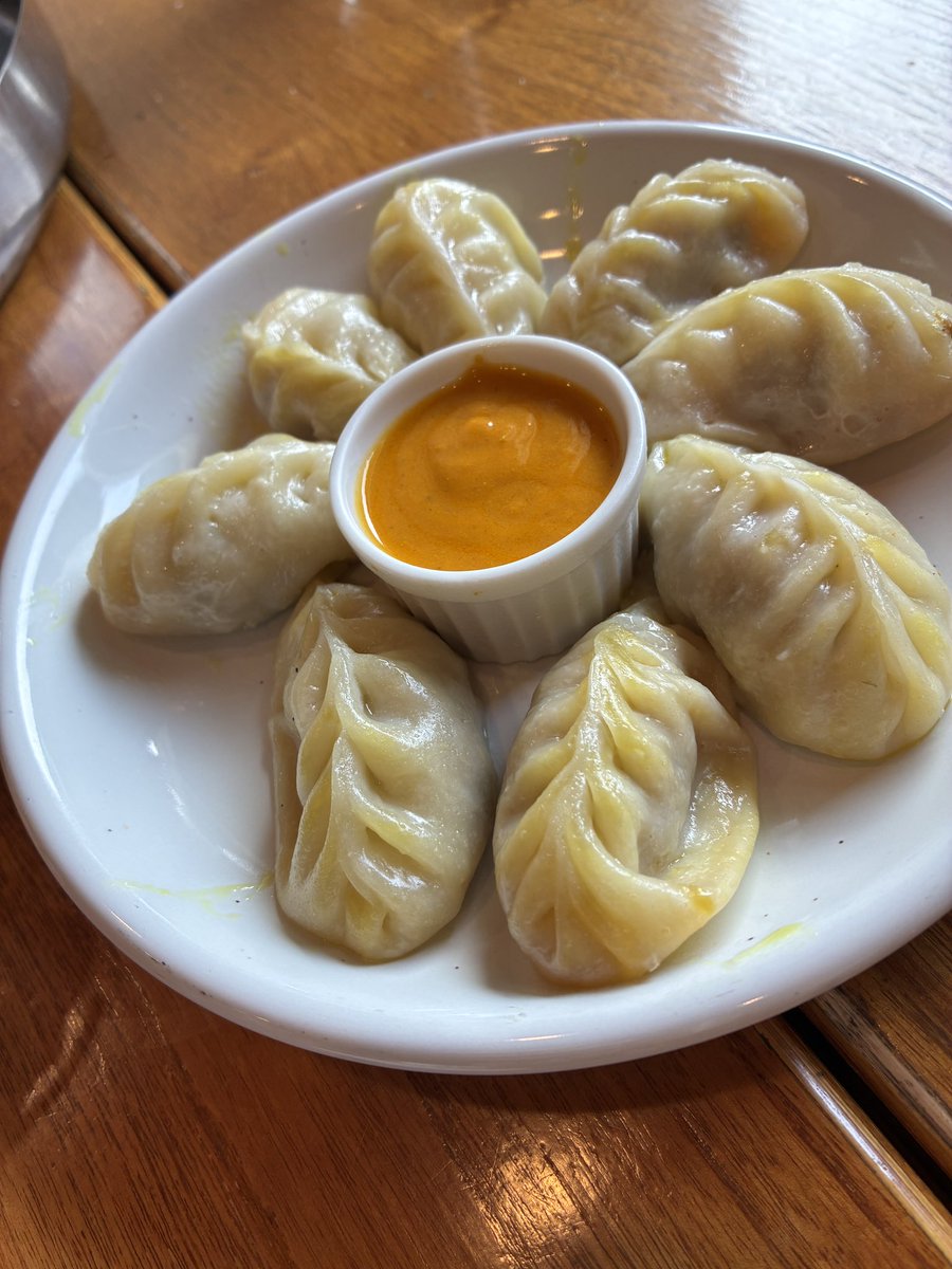 オフ！
普段しない選択を。

✔︎インド料理
✔︎マサラティー
✔︎モモ（スパイスの効いた蒸し餃子）
ナン焼きたてうまっ！スパイスパワー注入😆
618日