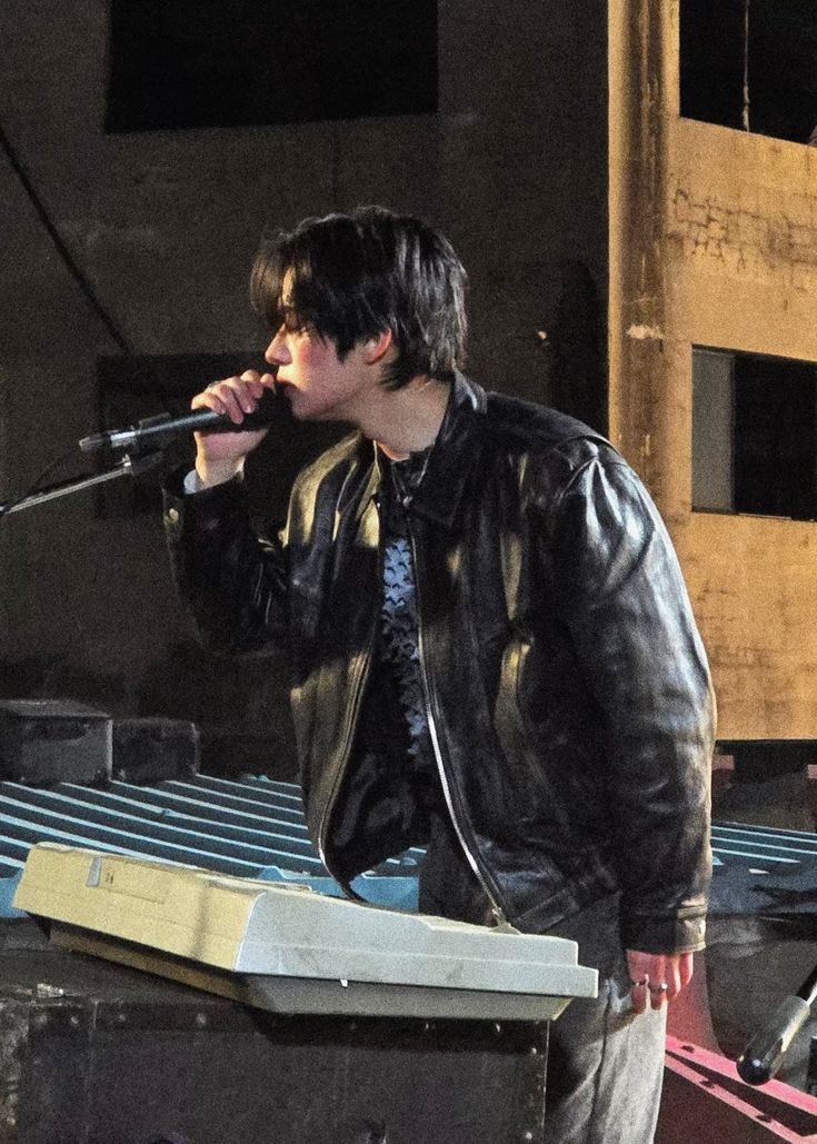 — white keys
minsung oneshot au

lino, vokalis band ‘mankier’ yang lumayan dikenal scene lokal sebagai ‘that one rich kids band who’s too exclusive to blend in’ kepalang viral cuman gara-gara han, gitaris band ‘rrracha’ post foto dia yang terlalu ganteng itu di priv dia.