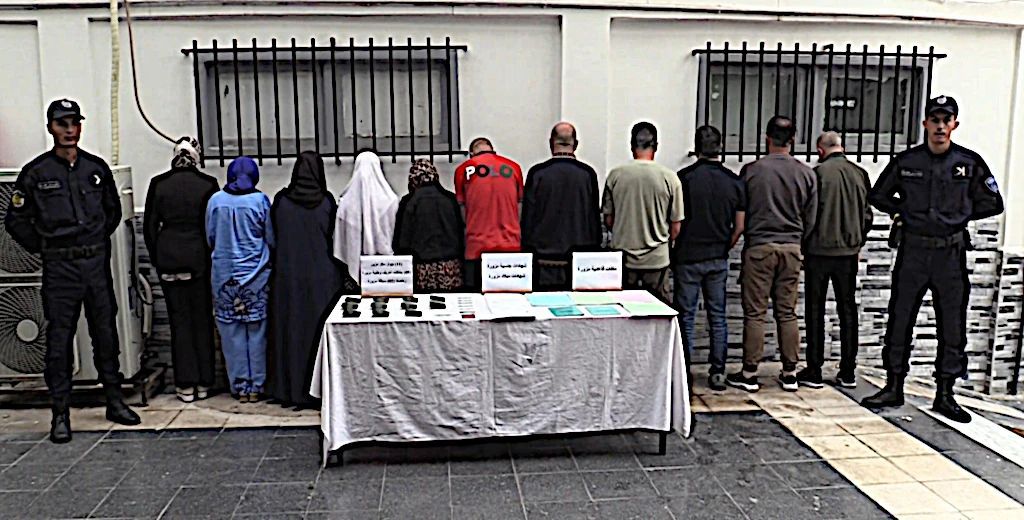 23Tatem's tweet image. #Alger : Démantèlement d’un #réseau de falsification de #documents officiels, 11 #individus arrêtés dont 5 #femmes
buff.ly/t3k1swc
 25 avril 2026
Les services de sécurité de la wilaya d’Alger ont frappé un grand coup contre le crime organisé. Un réseau criminel spécialisé