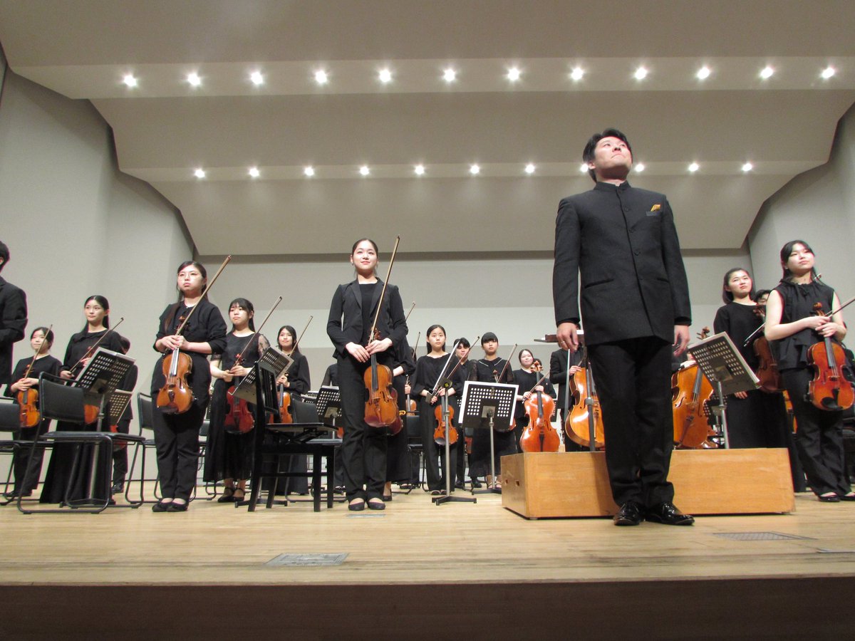 karajan113's tweet photo. #的場桃 　＃VariOrchestra
＃佐藤瑛吾
今日は指揮者の佐藤さんを始め若い皆さんの素晴らしい演奏が聴けました👏もうほぼプロの演奏と遜色ありません☺コンミスの的場桃さんはダイナミックな弾きっぷりでしたしブラ１のソロでは美しい音色を響かせていました👏また聴きたいなー🎶桃さんのコンミスも🌈 https://t.co/3cgRkGfCtc