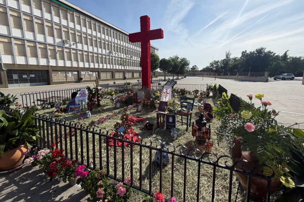 granadadigital's tweet photo. ✝️ #Granada | Todos los premios del Concurso del Día de la Cruz 2026.

El colegio Regina Mundi, el Hotel Boutique Luna Triunfo o las hermandades de la Aurora y el Vía Crucis, entre las galardonadas.

Consúltalas, aquí👇

https://t.co/HZ83KkMZJD https://t.co/oisbpXyG11
