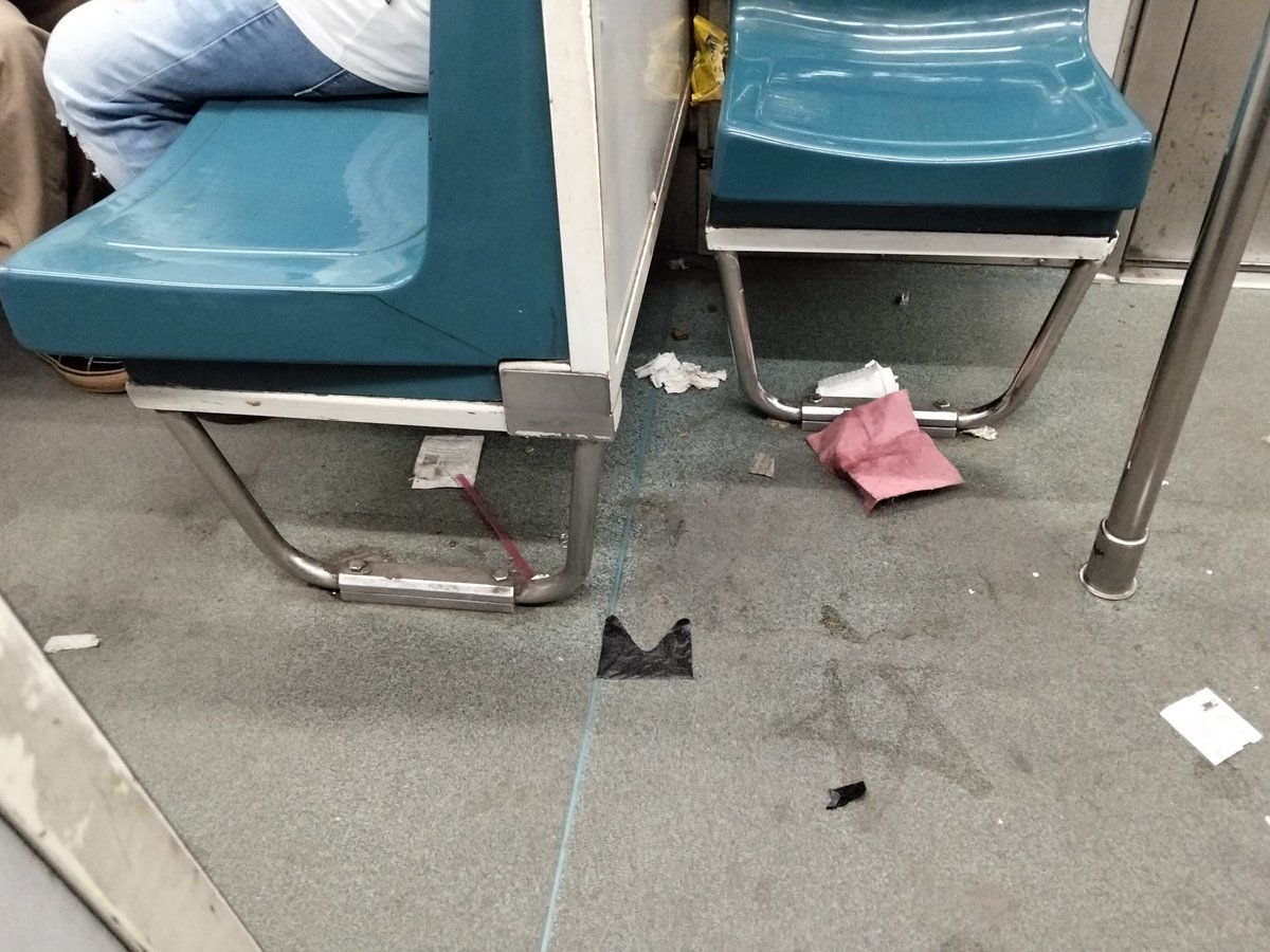 Carlos_FHndez01's tweet photo. #AlMomento
@GobCDMX
@LaSEMOVI
@AdrianRubalcava
@MetroCDMX
#CDMX
🔴 INFESTADO de BASURA el VAGÓN N. 1190 de #LB direcc. #CdAzteca ‼️🚇🤦🏻♂️🤷🏻♂️ https://t.co/ZmDjMo9hgX