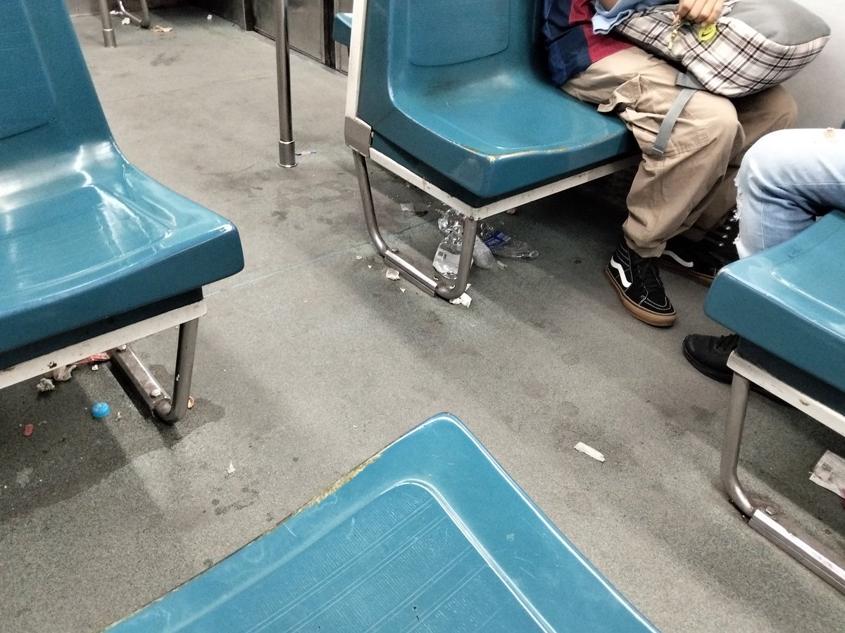 Carlos_FHndez01's tweet photo. #AlMomento
@GobCDMX
@LaSEMOVI
@AdrianRubalcava
@MetroCDMX
#CDMX
🔴 INFESTADO de BASURA el VAGÓN N. 1190 de #LB direcc. #CdAzteca ‼️🚇🤦🏻♂️🤷🏻♂️ https://t.co/ZmDjMo9hgX
