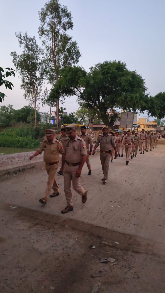 bareillypolice's tweet image. #SSPBareilly के निर्देशन में थाना क्योलड़िया #bareillypolice द्वारा अपराध नियंत्रण, शांति एवं कानून व्यवस्था बनाये रखने के दृष्टिगत मुख्य मार्गों व भीड़-भाड़ वाले स्थानों पर पैदल गश्त की गयी।  
#UPPolice 
#FootPatrolling