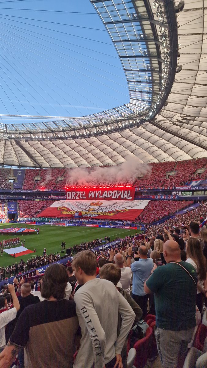ToMyPolacyOrg's tweet photo. Orzeł wylądował. 

Raków Częstochowa. Dozgonny szacunek dla Was Panowie.

Górnik Zabrze z okrzykiem POLSKA. 
Cały stadion z oklaskami.

Zakazana oprawa w końcu dociera na Stadion Narodowy! 🇵🇱💪 https://t.co/MejJMHxN69