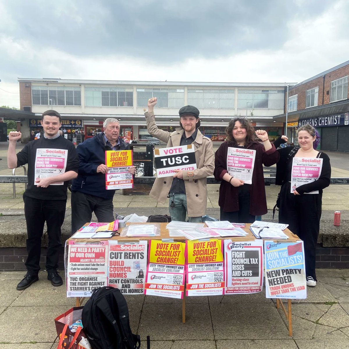 TUSCLiverpool's tweet photo. @TUSCoalition team out again this afternoon in full force with the help of @SocStuLv in the Netherton North ward. 
Vote Conor Anthony O'Neill on May 7th. 
Sefton Labour has failed us and he's the only candidate putting Socialism back on the agenda. 

#VoteTUSC https://t.co/oO8rcBVOux