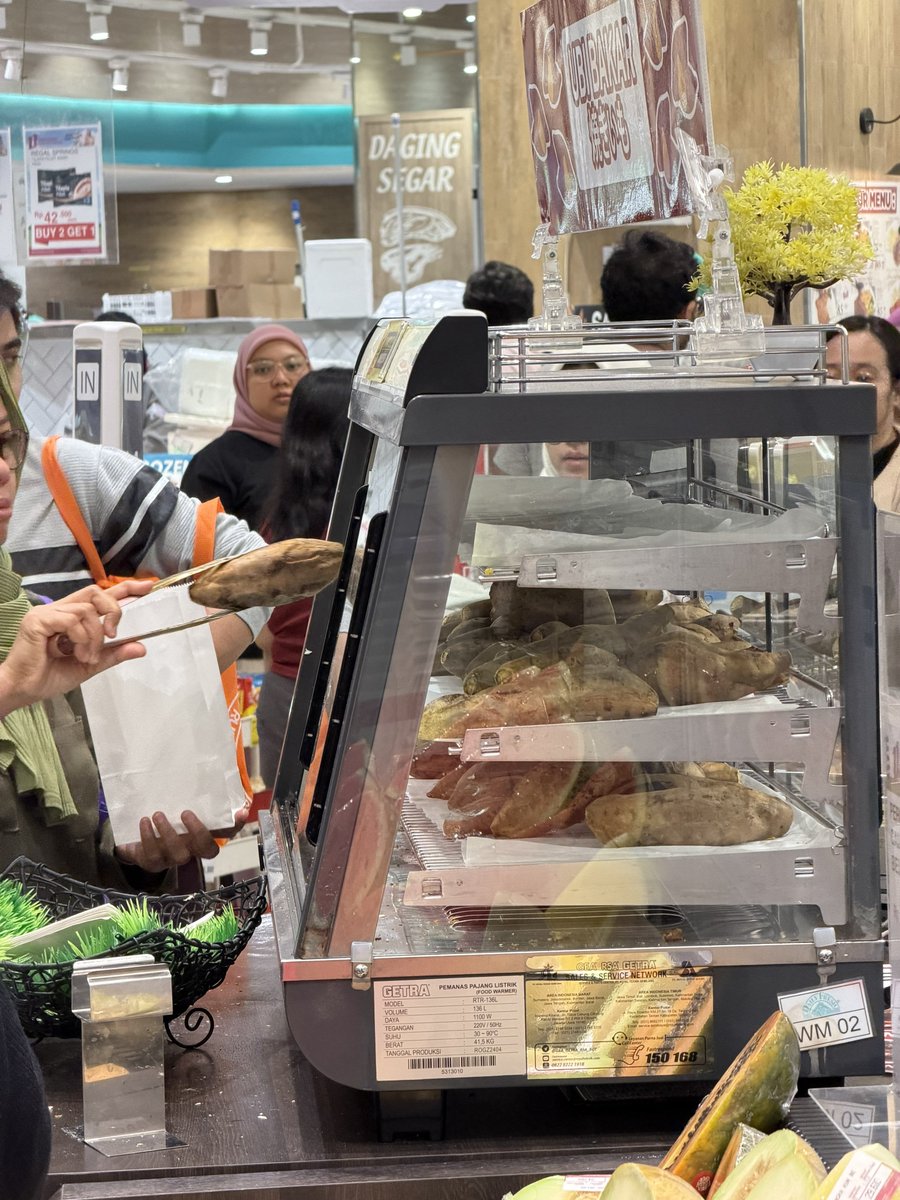 MorningPersson's tweet photo. Ngantri buat dapetin Ubi Cheese nya Aeon Mall... Mau beli ubi aja ngantri coba... dan satu orang cuma boleh satu... hahaaa 🤡 https://t.co/MMqu4ei3bE