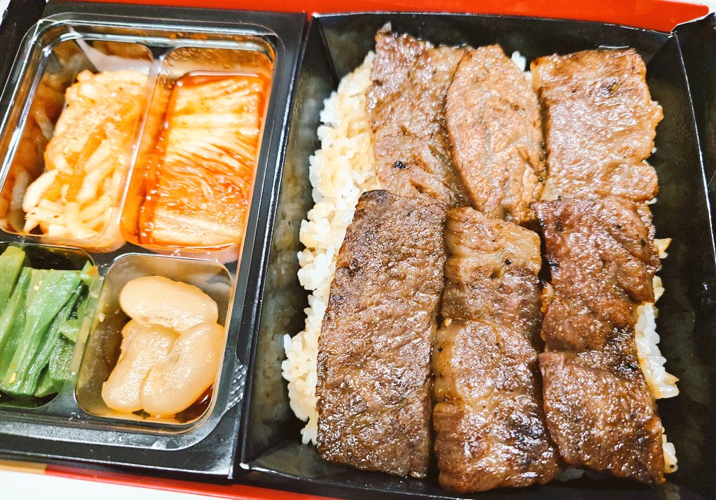 _hiro_shi's tweet photo. 叙々苑 の 焼肉弁当（カルビ弁当）🥩
頂き物ですが…
遅くなりましたが、今から晩ご飯に、ありがたくいただきます🙇‍♂️ https://t.co/crzBY6kPgZ