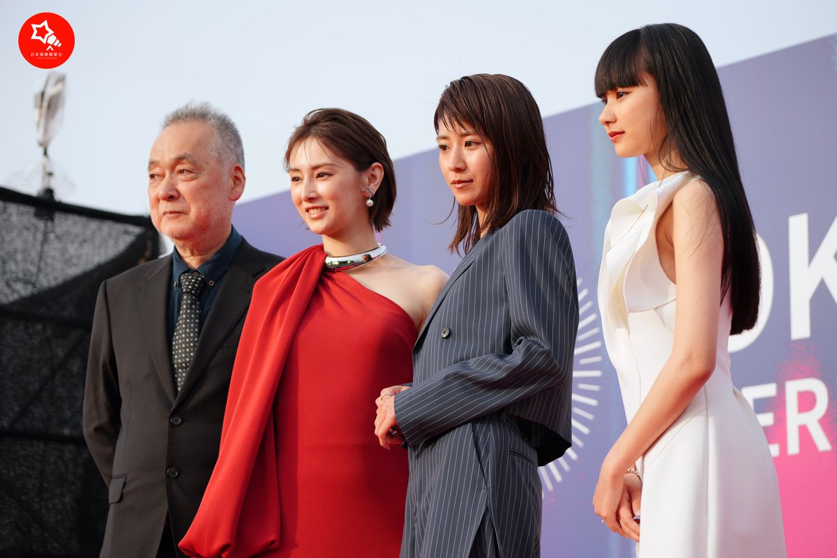 jpstargazer's tweet photo. 北川景子、赤いドレスでレッドカーペットに華やかに登場✨

映画『未来』が、第4回横浜国際映画祭のクロージング作品に選出され、キャストの黒島結菜、山﨑七海、北川景子と、瀬々敬久監督がレッドカーペットに出席した。

イベントレポート📝
▶︎▶︎ https://t.co/NG2WeMxbn4

#北川景子 https://t.co/0wyzfsagye