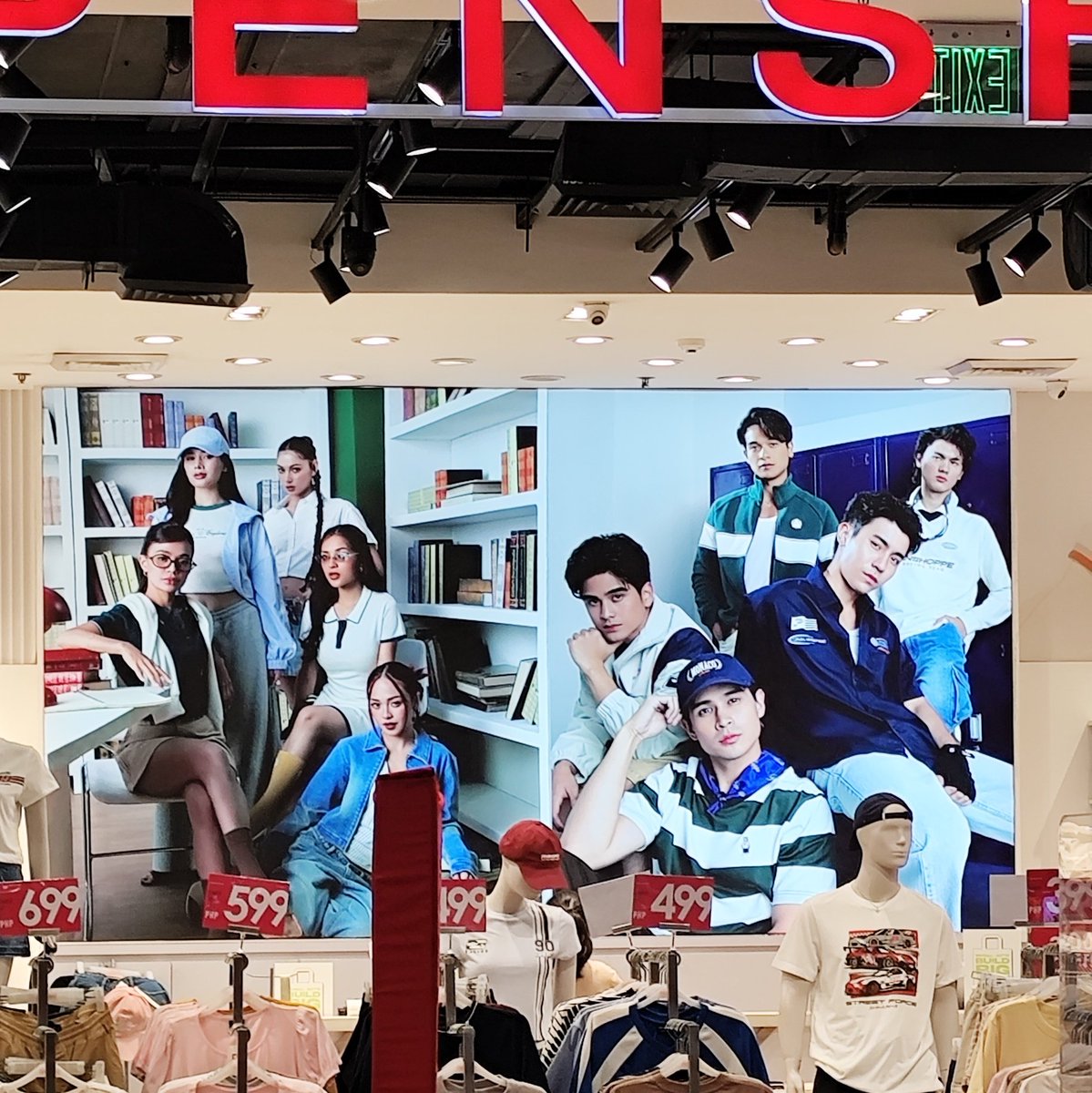 charlieflmns's tweet photo. grabe lahat ng poster (for the new collection) sa Penshoppe SM Grand Central ay kasama si Charlie 😍💖💗 !! 

i loveee this branch ahahahahhaha

#CharlieFleming #ClubPenshoppe #Penshoppe @PENSHOPPE @ccefleming https://t.co/uOgNGPT4Fa