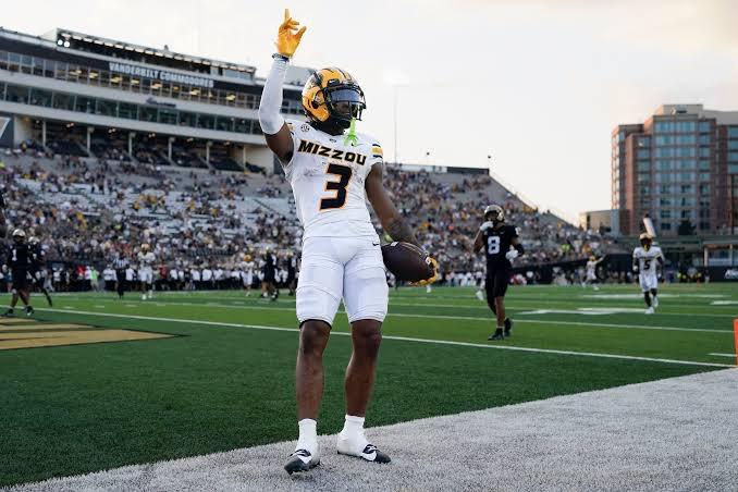 johnson_james7's tweet photo. After an amazing conversation with @CoachYoro I am blessed to have received an offer from the University of Mizzouri!💛🖤 #AGTG @GaryPinkel @MizzouFootball @JPRockMO @BELancerFB @Coachscoody @cartergreports @One11Recruiting @PrepRedzoneIL https://t.co/AQUBrapzg9