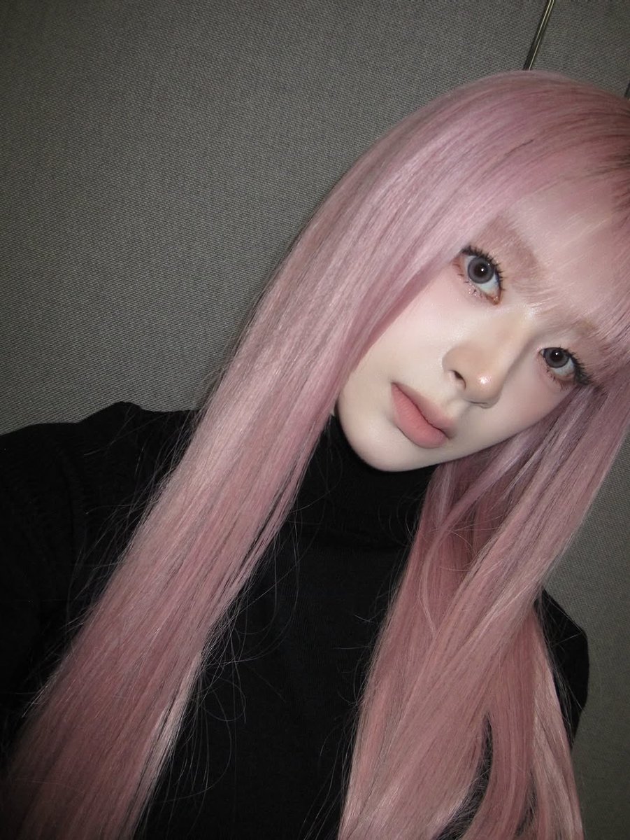 Yoonssenyi's tweet photo. Whoever said "think pink" really knew what they were doing! 😉 It’s honestly the most feminine and charming color ever. Feeling 100% like a girlie-girl today and I’m not even sorry! ヽ(>∀<☆)ノ https://t.co/65E7aJDB3h