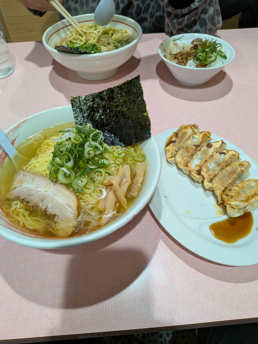 1968force's tweet photo. 久々に厚木のラーメン研究所🍜へ。

本日の麺とスープの組み合わせは細ちぢれ麺と鶏塩スープで。
出てきた瞬間はあっさりし過ぎて物足りないかも？などと思ってしまいましたがしっかり鶏出汁が効いてて、こってりもイイけどこちらも美味しいですねぇ〜☺️

ごちそうさまでした😌 https://t.co/4rUyYesmad