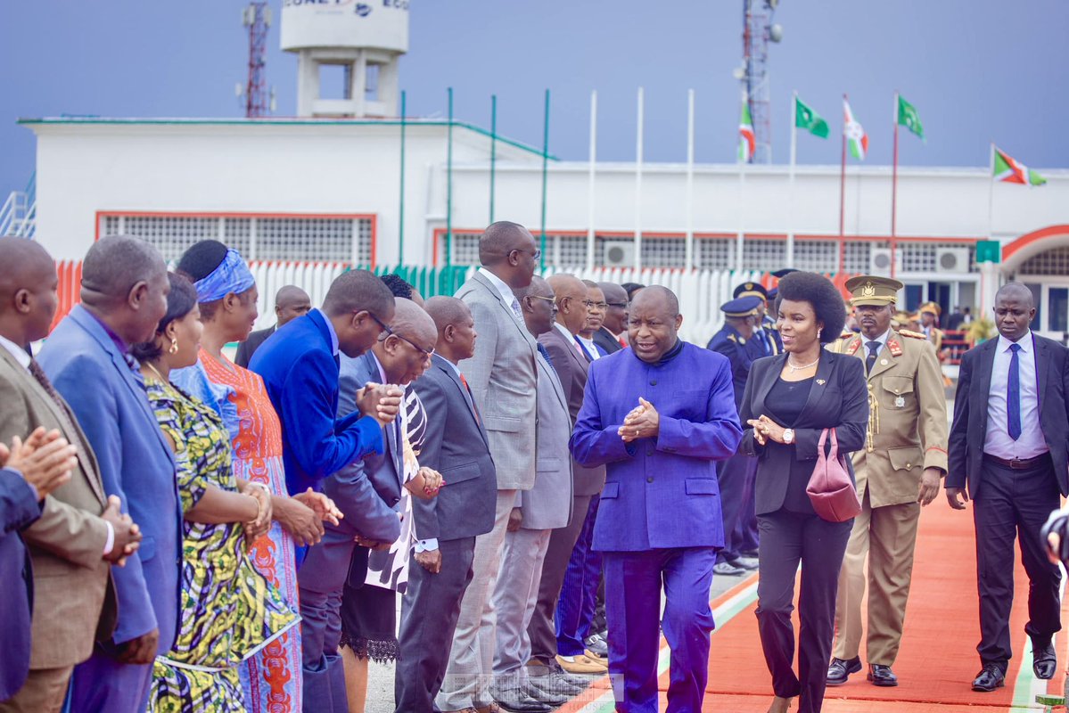 DNiyoncungu's tweet image. Nyenicubahiro @GeneralNeva Umukuru w'igihugu 🇧🇮🇧🇮 akaba numu candidat w'umugambwe @CnddFdd mumatora ya 2027, akaba n'umukuru w'ishirahamwe ry'Ubumwe bw'africa yafashe urugendo kuruyu wagatandatu yerekeza i #Libreville muri #Gabon, akaba agiye m'urugendo rw'akazi.