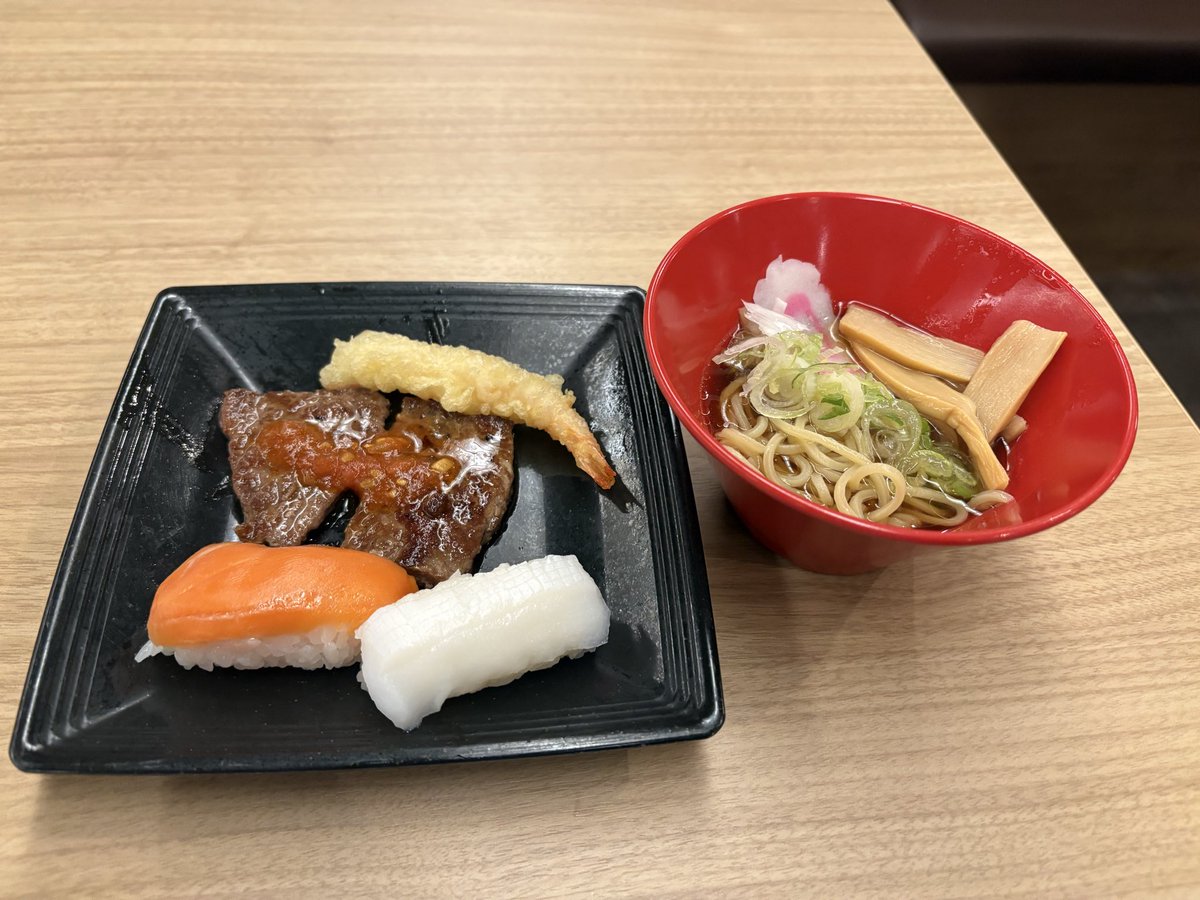 mattuzaky's tweet photo. ニッポンのディナーはスシ、ステーキ、テンプラ、ラーメンに限るなぁ。。。 https://t.co/KNMUfTwF5c