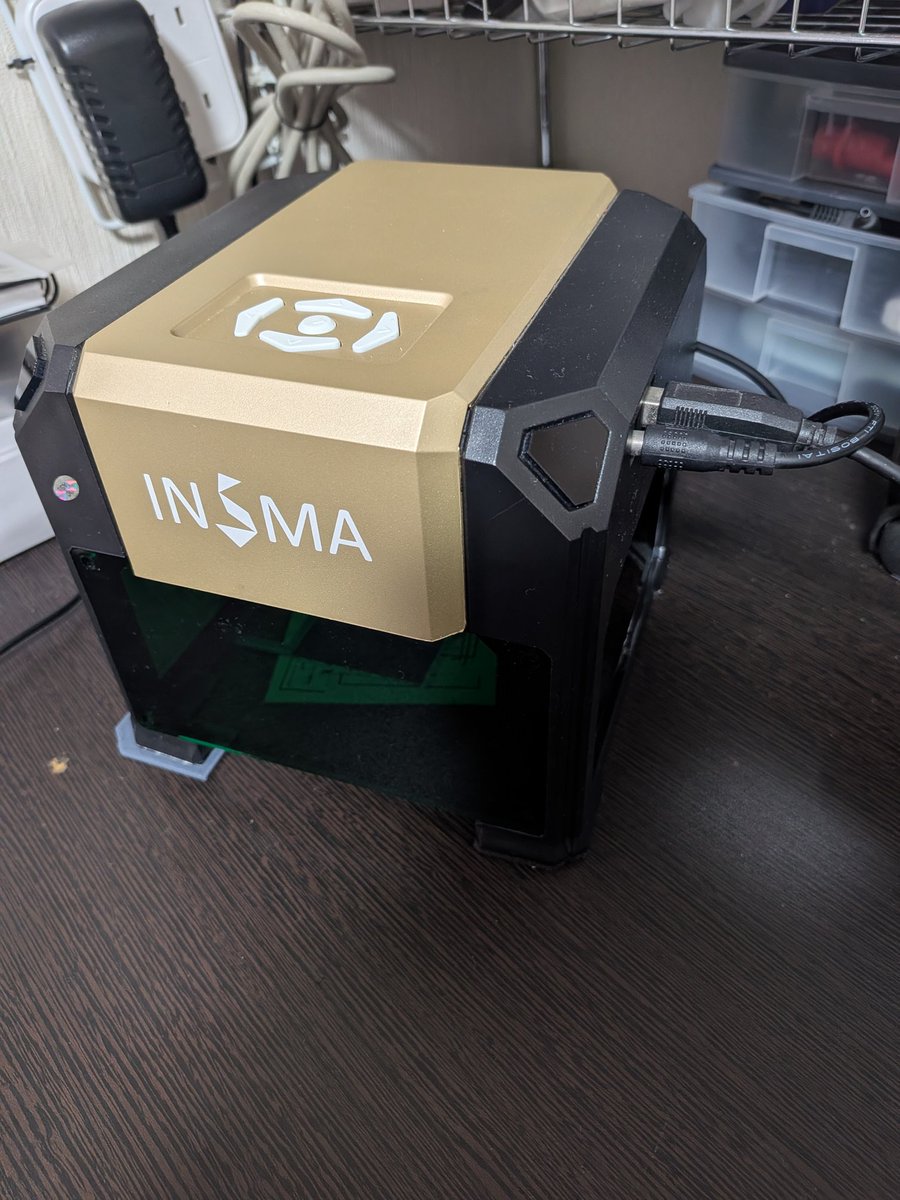 mkmk_rasduino's tweet photo. 連休初日。
レーザー彫刻機を久々引っ張り出してきて3Dプリンタで治具を作成。
今まで開始位置の調整がしづらかったけどこれで真っ直ぐマスク処理できるようになった！ https://t.co/U2VEbuWSzq