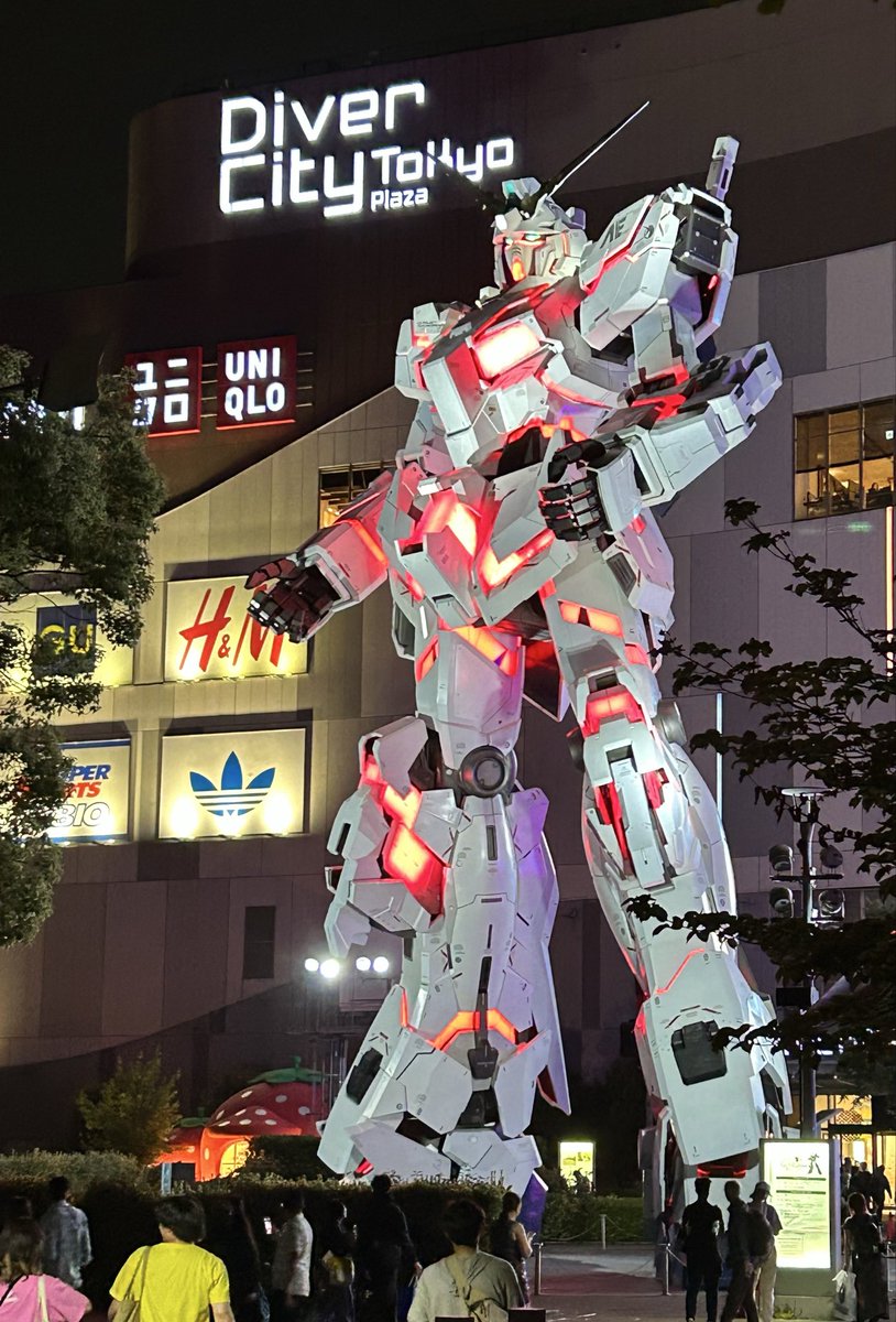 sibattini's tweet photo. 五等分の花嫁のイベント後にダイバーシティへ
夜のユニコーンめっちゃカッコよかった！
あと気になってたガンダムとミクコラボのガチャを1回だけ
本命はシャア専用ズゴックだったけど、どれもカワイイから全部当たりだな https://t.co/t9ODppgJbM