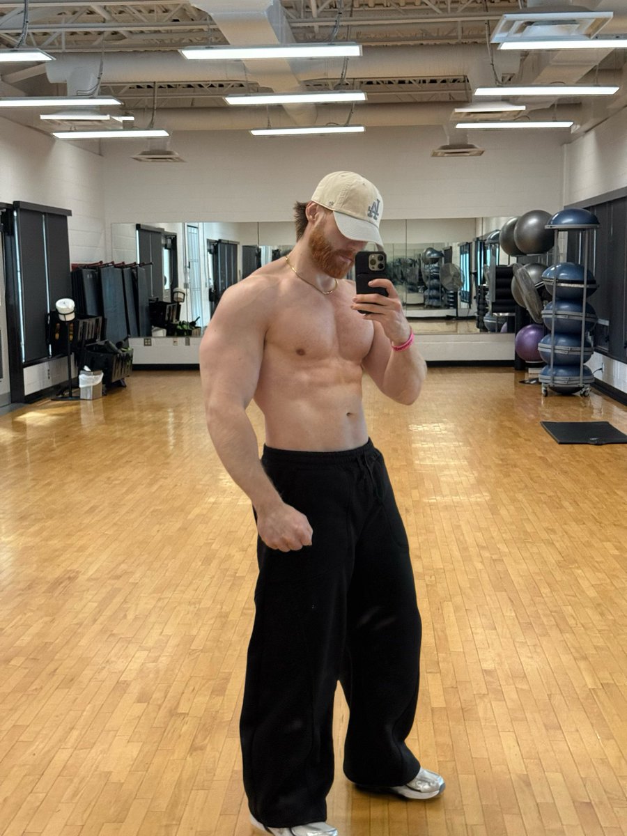 maxivillion's tweet image. Have a great weekend everyone!    Stay healthy. Don’t skip your workouts. #weekendvibes #gym #workout #beard #gay #chest