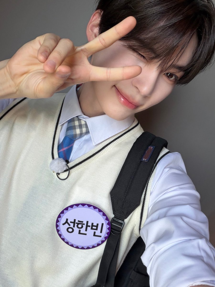 한빈이.. 이거너무예뻐서 포카아니어서 다행이다라고 생각함 포카엿으면 시세반포자이야