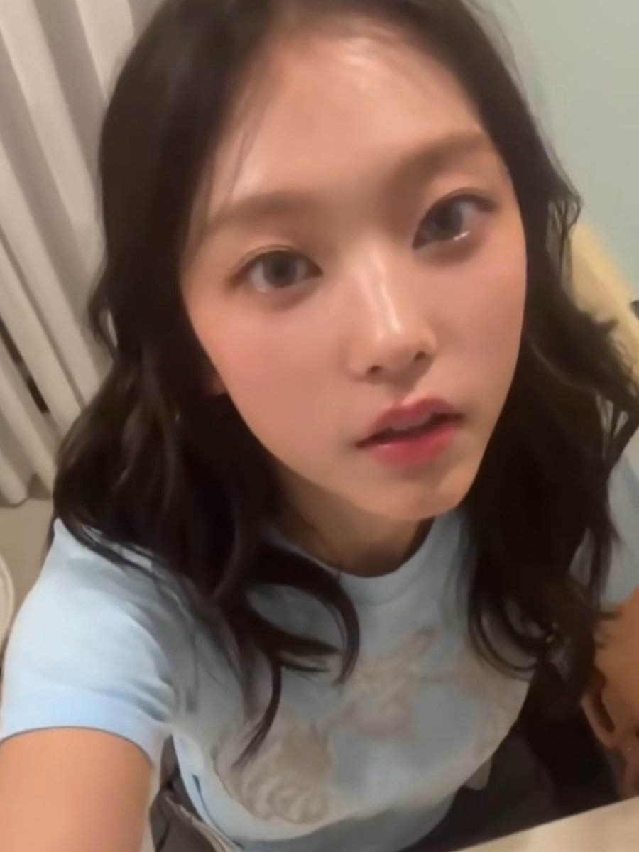 kang20220722's tweet photo. When my cat looks up at me... https://t.co/dFu84PlNUe