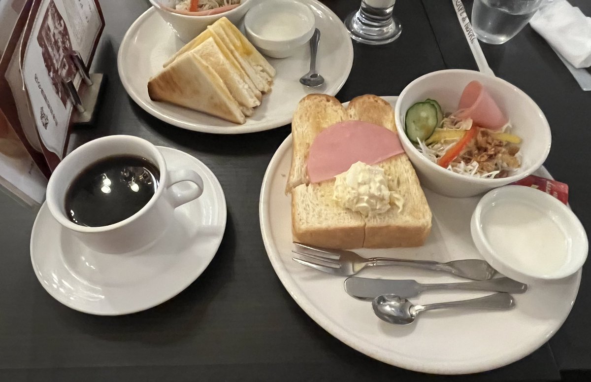 DripCoffee_love's tweet image. 今日は浅草のローヤル珈琲店に初訪問☕️✨
時間帯がまだ午前中だったので、モーニングセットを注文してみた🍞
ハムエッグトーストは何だか懐かしいような味わいが印象的🥰
自家焙煎のブレンドコーヒーは酸味が立っていて美味しかった〜👍

#コーヒー #珈琲 #Coffee #CoffeeTime #CoffeeLover #カフェ