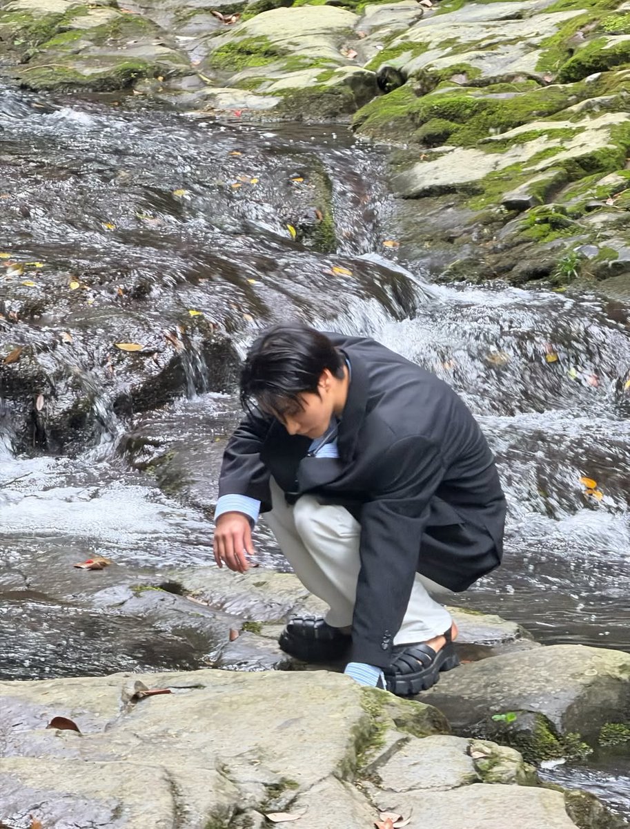 epteez's tweet photo. 이런 사진 너무예뿌다 , ,        또 가까운 미래에 지금 채워놓은 행복과 여유를 전부 연료로 써버리고 말 테지만 나중 걱정은 나중에 해도 좋으니까 지금의 빵빵한 완충상태를 마음껏 누렸으면 좋겠다 https://t.co/yvcEIyIAT7