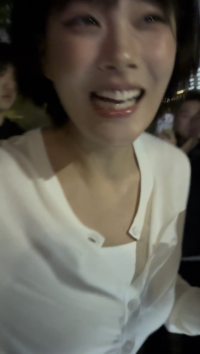 잔뜩 들뜬 아티스트 옆에 더 흥분한 팬
이 귀요미 우째