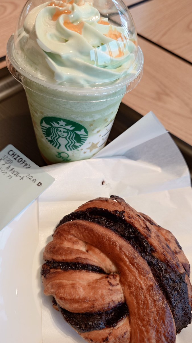 chioboo9's tweet image. 多摩東寺方店 #starbucks 

大きな羽アリが迷い込んできて、お外へ逃がしました。
ん？これはシロアリだったのかな？
夕方は虫が迷い込む季節になったので、扉の開放は止めてください🙏。。

#フラペチーノofメロンofメロン 
#チョコレートバブカ
