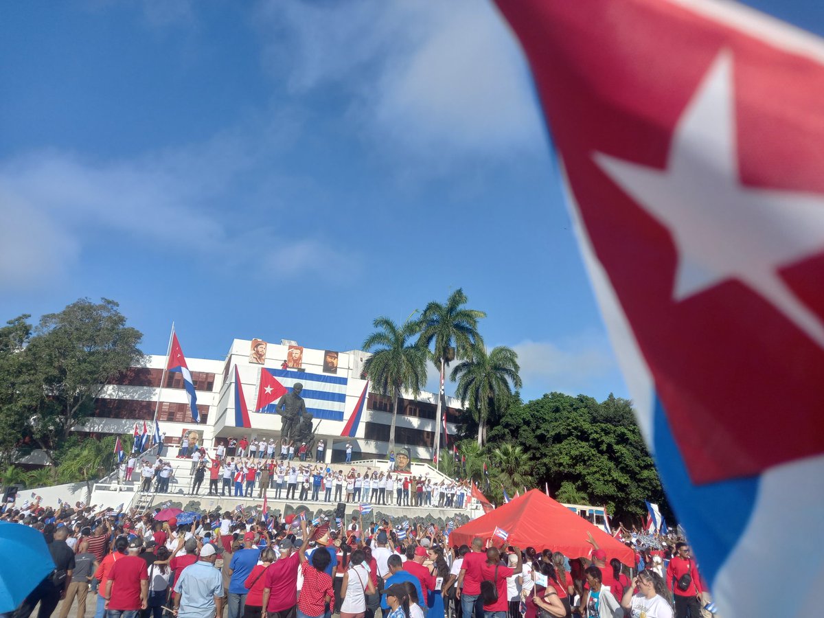 🇨🇺Una jornada histórica volvió a vivir ayer toda #Cuba. La alegría por el gran desfile del #1Mayo tiene que ser una motivación para trabajar más y mejor porque #LaPatriaSeDefiende 
!!Feliz Sábado!!
.
#CimexUnidos
#SanctiSpíritusEnMarcha