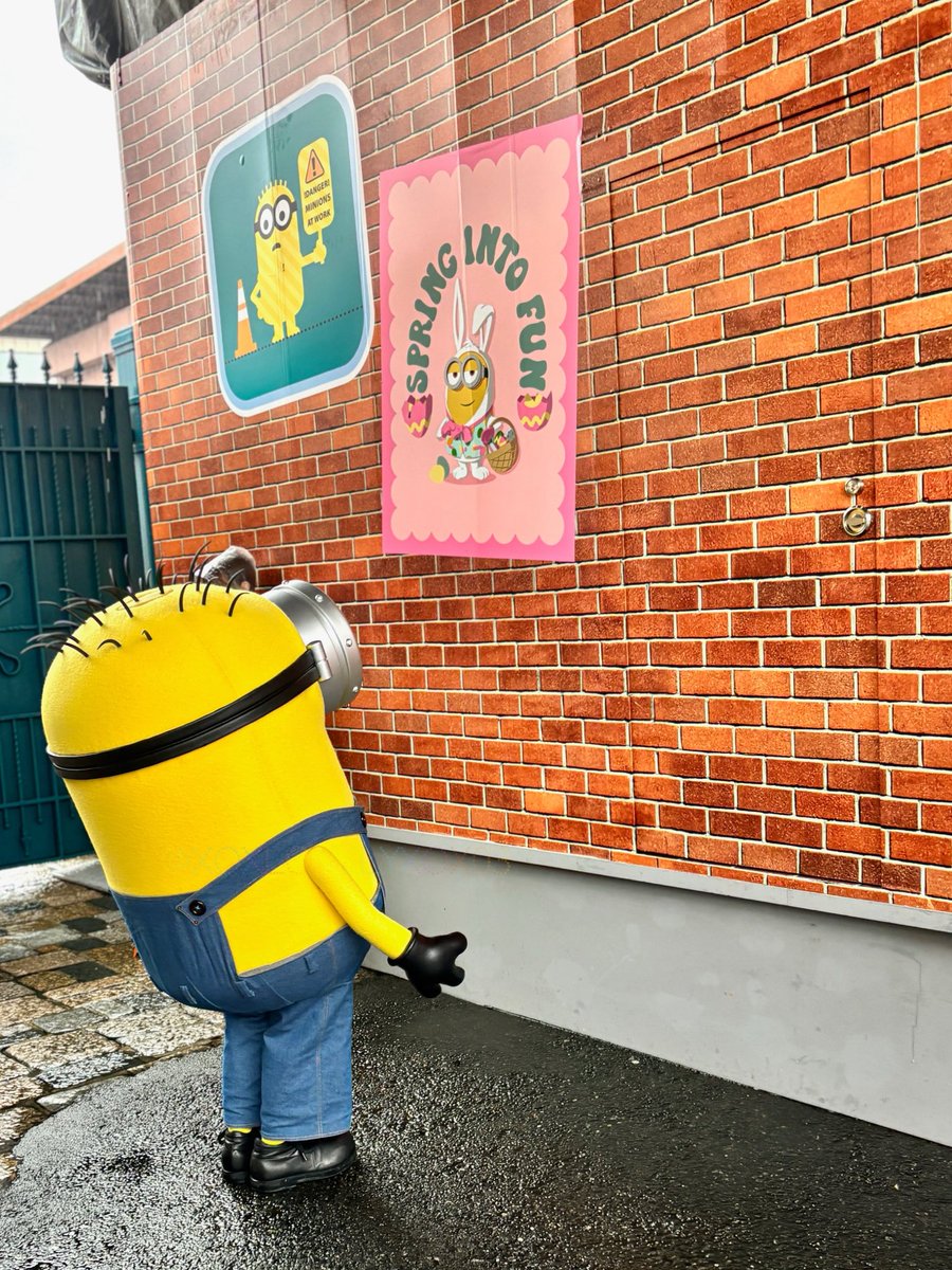xoxlovelyxox03's tweet image. イースターポスターをじーっと見つめるカールくん👀
今年はイースターイベントが無くて寂しいね…

#USJファン #ミニオン #minions