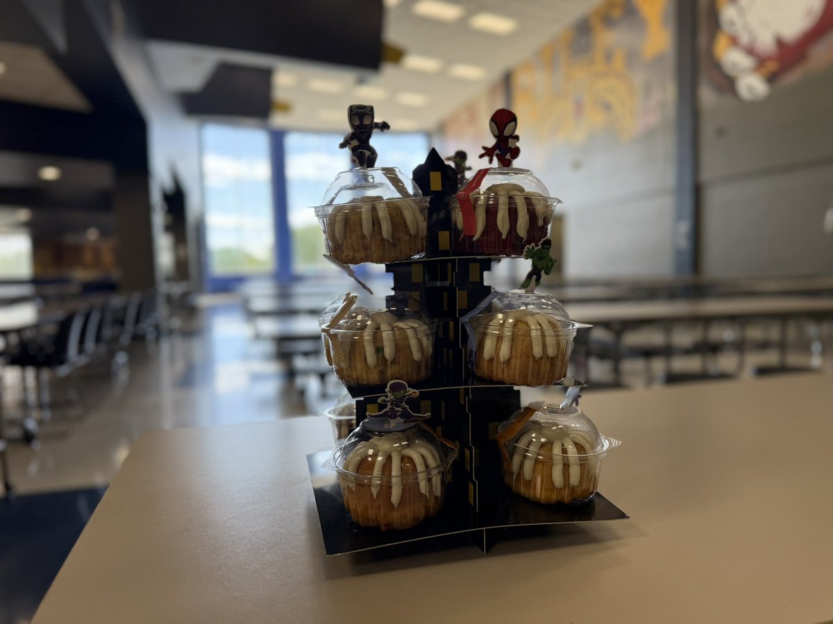 SBRileyhigh's tweet image. Yesterday, @SBRileyhigh recognized a group that often goes overlooked, our incredible cafeteria team! Happy National School Lunch Hero Day! Thank you for all you do each day to serve our scholars &amp;amp; staff with care. You are the best! 🦸🏾‍♂️🦸‍♀️ 
#GoWildcats