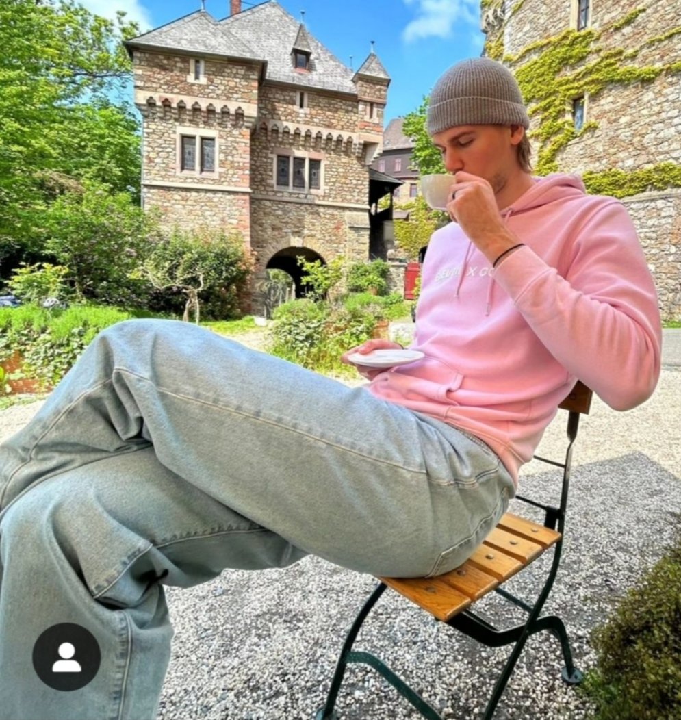 7'3  M.H. from the Netherlands seated with folded legs