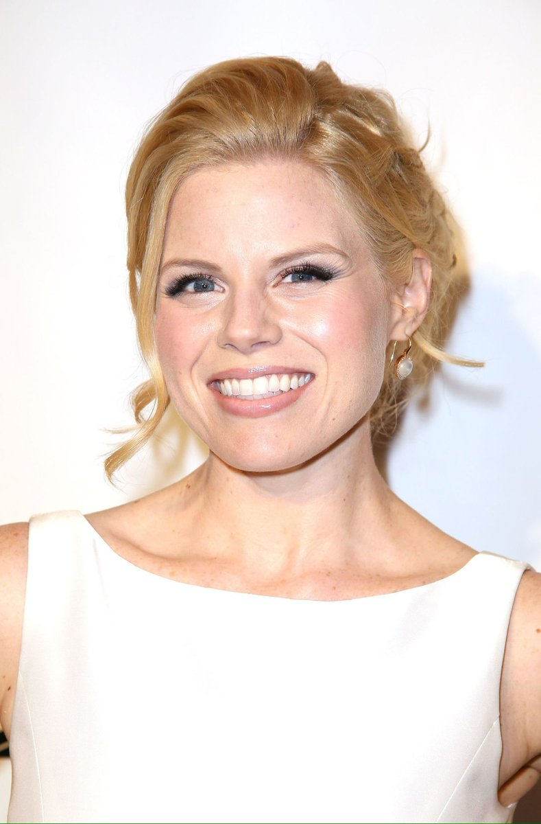 Daily Megan Hilty tweet media