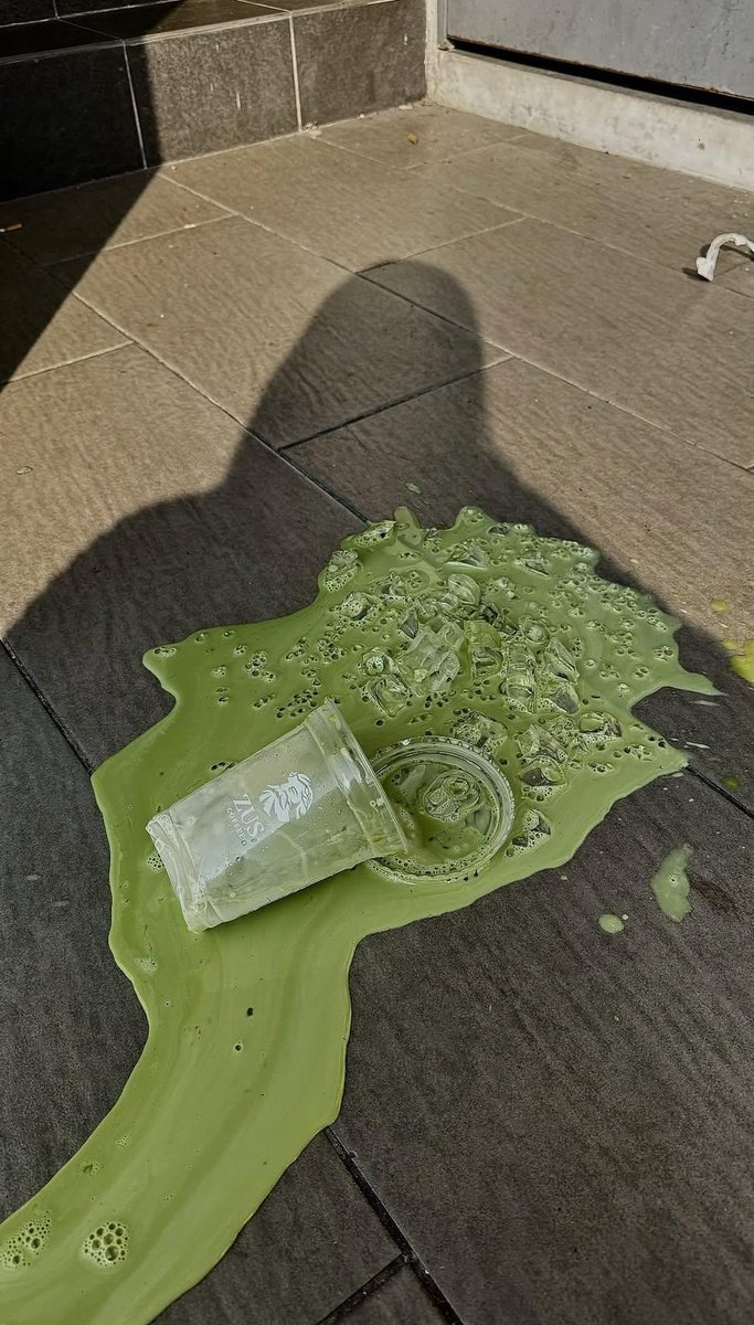 一个博主把抹茶打翻在地上，ins上面目前70万点赞，1300万浏览量，这不是重点，重点是评论区的各种二创，线程🧵