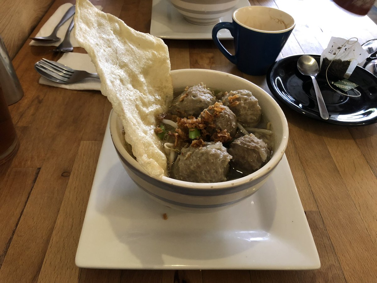 MonicaKeyzer's tweet photo. 🍜
Eindelijk Bakso gegeten bij Bayu.
Heerlijke soep met ballen met een extra scheut 🤎liefde.
#BAYU #BayuFoodAndArt #Haarlemmerdijk #BBB https://t.co/dftpGnzShH