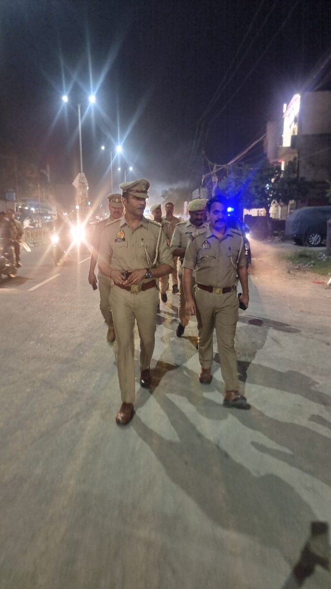 bareillypolice's tweet image. #SSPBareilly के निर्देशन में थाना सुभाषनगर #bareillypolice द्वारा अपराध नियंत्रण, शांति एवं कानून व्यवस्था बनाये रखने के दृष्टिगत मुख्य मार्गों व भीड़-भाड़ वाले स्थानों पर पैदल गश्त की गयी।
#UPPolice
#FootPatrolling