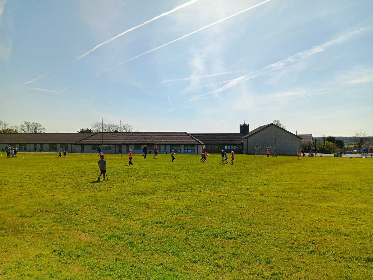 WhelanGavin's tweet photo. It's great to have so many Club/School links thriving in the region as well 🙌 - many thanks to @Ballydufflower 🔴⚪️ for their help and assistance, along with TY students from @stdeclanscc, Kilmac' recently on a glorious day in #BallyduffNS, brilliant to see ✅️🏑 #GDC #GAA https://t.co/X1CwHomJHz