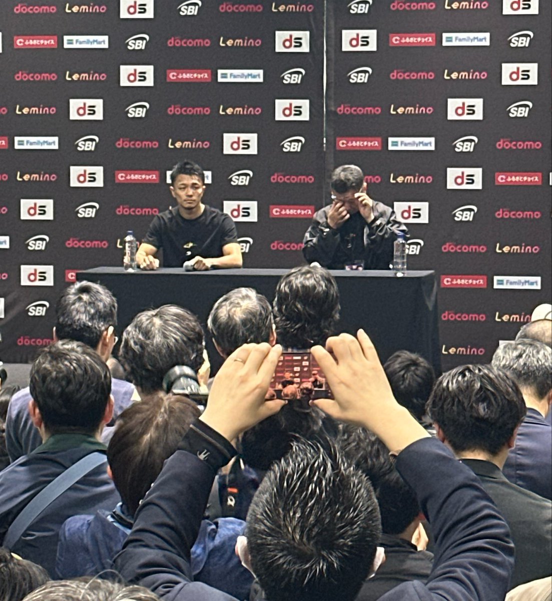 beat_macc's tweet photo. 『THE DAY』試合後会見

中谷潤人
「55,000人とPPVで観てくれた多くの人の前で戦えた。いろいろ想定してたので驚きはなかったが、さすがチャンピオン、上手さがあった」

村野会長
「練習でやってきたことは、ある程度出せた」

病院（左目の検査）に向かう前、5分だけコメントを出しに来てくれました https://t.co/84kjrrSPDe