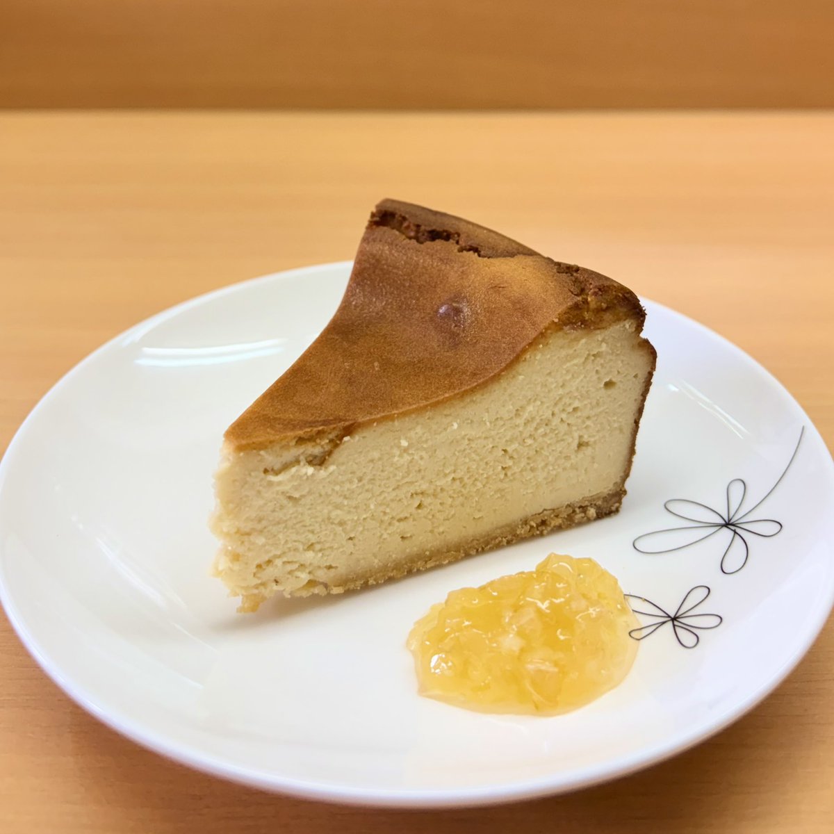 co52r's tweet photo. いつもどれも美味しい。焼き菓子も持ち帰りで！種類が豊富で選び切れないのでまた次回、、！ https://t.co/EDrynykhaK