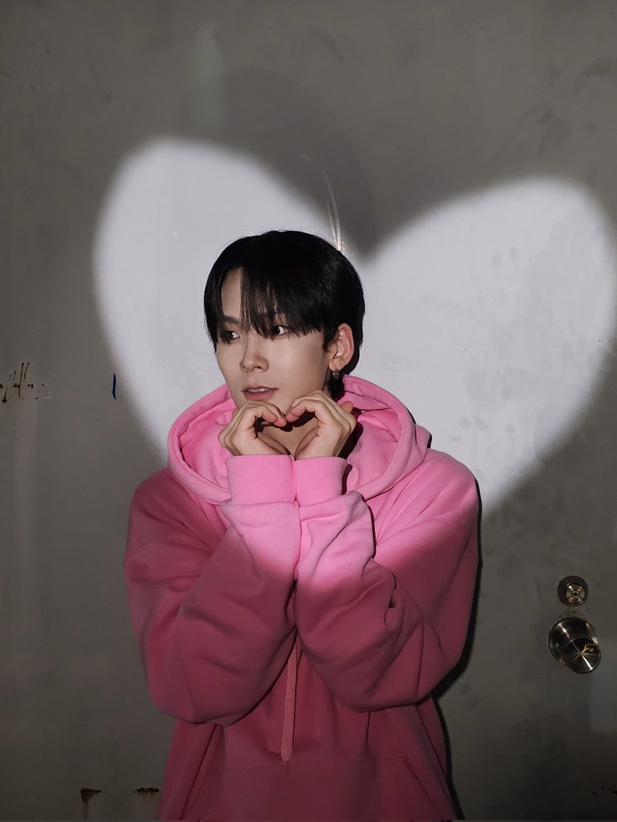 AIMERS_members's tweet photo. 다른 집 강아지가 하길래 부러워서 해봤어,,🐶

#AIMERS #에이머스 #SEUNGHWAN #승환 https://t.co/U6BP0TpjmN