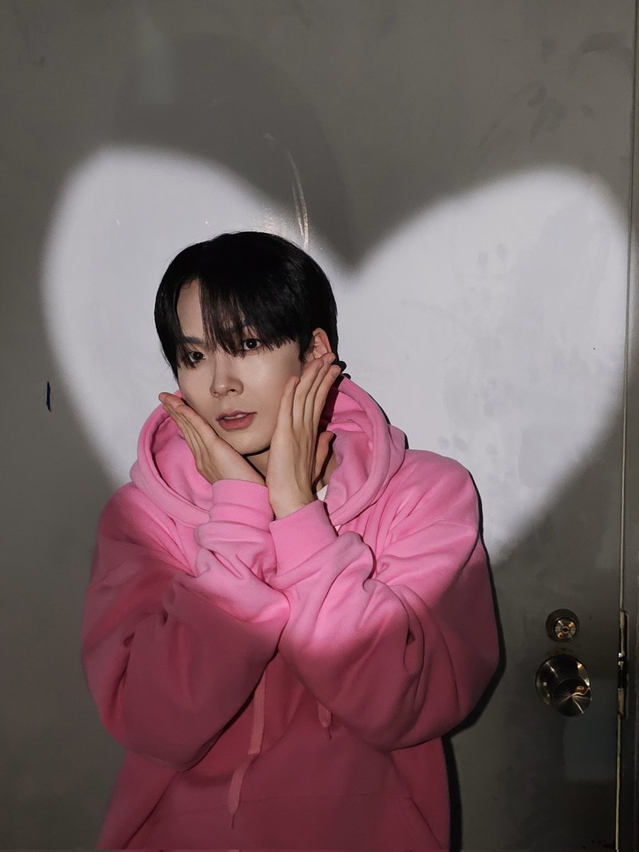 AIMERS_members's tweet photo. 다른 집 강아지가 하길래 부러워서 해봤어,,🐶

#AIMERS #에이머스 #SEUNGHWAN #승환 https://t.co/U6BP0TpjmN
