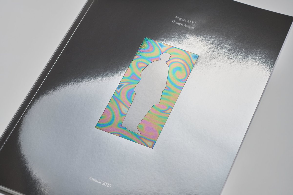 takesimm's tweet photo. 新潟アートディレクターズクラブが発刊する
2025年度の年鑑「NIIGATA ADC DESIGN AWARD Annual2025」が完成しました。

グランプリから入選までの全作品が収録。
また、2月に開催したプレリリースイベントの内容を再編集した受賞者インタビューも収録。

新潟県内の各書店にて順次販売開始予定🪞 https://t.co/L56ls2xPbr