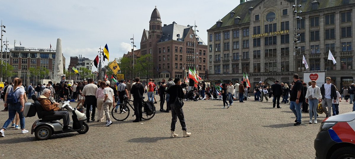 Genoegenklaar2's tweet image. Zaterdagmiddag 2 mei 2026. 
De #Dam te #Amsterdam. 

Minimaal 6 verschillende protesten tegelijk.
Vele vlaggen uit de meest verschrikkelijke regimes. 
De vaste kleine Israël-demo is verjaagd. Evenals de duiven. Dit is Nederland niet meer.
@geenstijl
#FvD #PVV @wierdduk