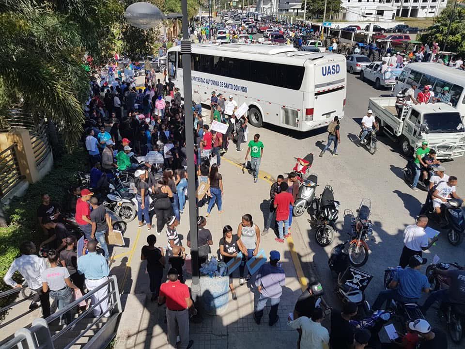 LauraenSociedad's tweet photo. Lucha de años en 2018 en pleno gobierno de Danilo Medina, San Juan marchó y muchos funcionarios de la provincia que están en el poder estuvieron con nosotros y hoy la minería no es mala 😢 para ellos. 

¡La coherencia es fundamental en la vida!

¡No es una lucha contra un Gobierno de turno mi estimado Presidente @luisabinader es que respeten nuestra decisión! 
No estudios ni minería ⛏️ en #SanJuan 

¡San Juan decidió desde hace tiempo, la voluntad del pueblo debe ser respetada! 
#SanJuan fuera #Goldquest #ProyectoRomero @energiayminasrd @AmbienteRD @joelsantose @PainoHenriquez participantes

@AmbienteRD @Miralba @mirandoelsurrd @energiayminasrd @EuricSanti @luisabinader @RaquelPenaVice @JosePaliza @SanJuanprovinci @ACRD1974 @KeylinAcosta @hoymismo2 @LeninDeLaRosa5 @AnaMari89190676 @TribunalConstRD @SenadoRD @DiputadosRD @SuroUnidos @yohannavaen @rodolfosantosm @jeannicol85 @felixrbautista @FrankDiputado @CorporanElvira #CarlosMorillo #MelidoMercedes @INDRHIRD @egehidrd #SanJuan #Agua #Marchaensanjuan #SanJuansinmineria FUERA #Goldquest #Proyectoromero @PainoHenriquez @joelsantose @ComunidadMinera @MineriaRD #MineriaRD #Mineras @ONU_es