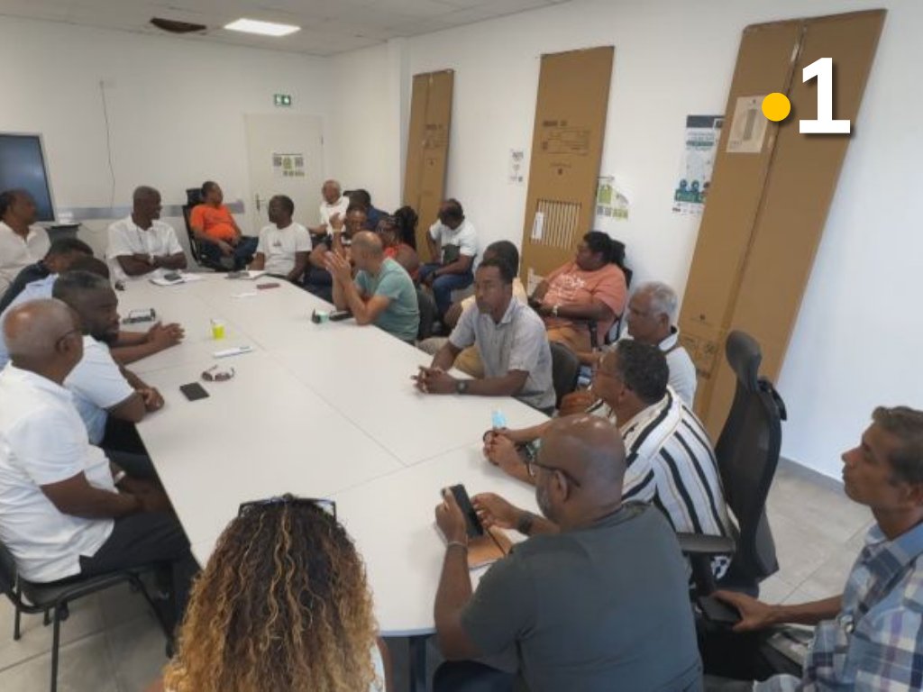 guadeloupela1e's tweet photo. ⛽📈🫰🏾 Carburant en hausse : les transporteurs de voyageurs tirent la sonnette d’alarme ➕ d'infos 👉🏾 https://t.co/OiE1V7ApnK https://t.co/lrJeu56p4r