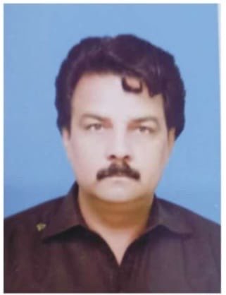 Masoodch06's tweet photo. چشتیاں۔ گمان ہے کہ قبضہ مافیا سے متعلق ویڈیو مریم نواز شریف تک نہیں پہنچ سکی ہے

زیر نظر ویڈیو بیان ریکارڈ کرنے والی صحافی نمائندہ آج نیوز چوہدری جاوید کمبوہ کو چشتیاں پولیس (تھانہ بی ڈویژن ) نے گرفتار کر لیا

جرم ہے کہ ویڈیو کیوں ریکارڈ کی؟

اب بھی اگر وزیراعلی پنجاب مریم نواز صاحبہ واقعہ کا نوٹس نہیں لیتیں تو سوشل میڈیا صارفین خود سمجھدار ہیں کہ مافیا کتنا طاقتور اور بھرپور سیاسی اثر و رسوخ کے حامل مافیا کے خلاف آواز اٹھانا کتنا مشکل ہے۔

چوہدری جاوید کمبوہ کو فوری رہا کیا جائے! 

صحافت جرم نہیں!✊

@PresOfPakistan