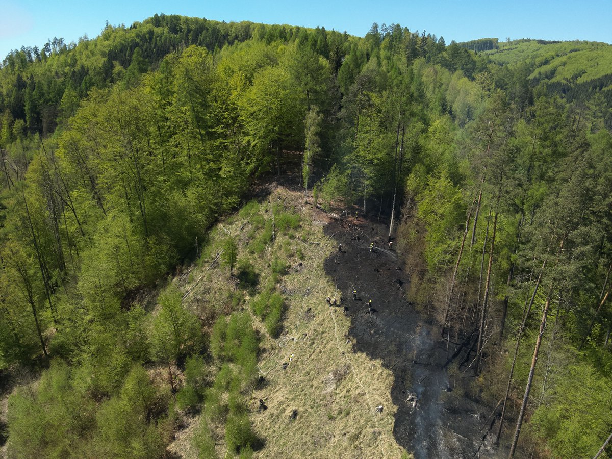 HZS_Pardubice's tweet image. 🔥 Lesní požár u Tatenic (směr Hoštejn) byl během 2 hodin lokalizován. 
⚠️ Kvůli suchu platí zvýšené riziko požárů – nerozdělávejte oheň v přírodě, neodhazujte nedopalky a dodržujte zákazy.
hzscr.gov.cz/clanek/durazne…

#hasici #pozar